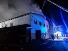 Wielki pożar hali zakładu meblarskiego