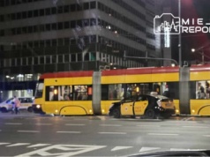 Kierujący przewozem osób wjechał pod tramwaj w Śródmieściu