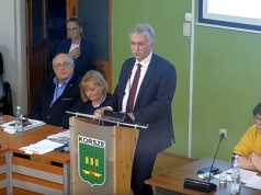 Dzieci ze wsi są gorzej ubrane? Burmistrz Korsz, Jan Adamowicz, pod ostrzałem po kontrowersyjnej wypowiedzi