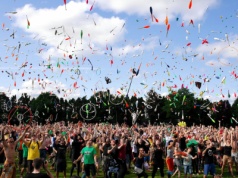 Jak zjednać ludzi? Nauka podpowiada: wystarczy wywołać podziw