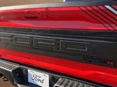 Walka o najbardziej absurdalny segment trwa. 900 koni w aucie do wożenia krów