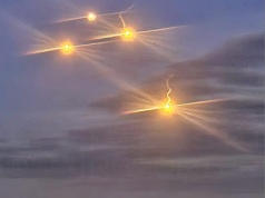 Jasne światła nad Warszawą dziś wieczorem. Wyjaśniamy czym są