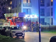 Trzy wozy strażackie pod blokiem przy Lema w Krakowie