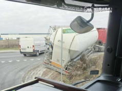 Tył naczepy zsunął się z jezdni. Trwa akcja ratunkowa, ulica zablokowana