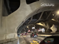 Ciężarówka uszkodziła świeżo odnowiony fragment wiaduktu Mostu Poniatowskiego