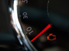 Dlaczego pali się "check engine"? Często chodzi o błąd P0171