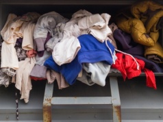 Mieszkańcy podolsztyńskiej gminy wrzucą stare ubrania do specjalnych pojemników