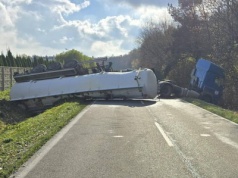 Tir wypadł z drogi i wpadł do rowu. Kierowca miał ogromne szczęście