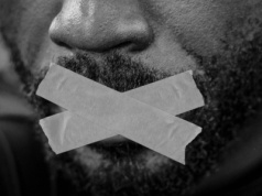 Wielka Brytania: uniwersytet przestrzega przed… „drastycznymi scenami” w Biblii