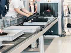 Na lotnisku w Polsce mają pracować nawet po 30 godz. "Rekordziści wyciągają 20 tys. zł"