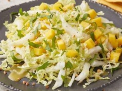 Jest idealna do kotletów i ryby. Ta surówka z kapusty pekińskiej nie ma sobie równych