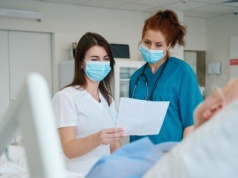 Masowo wyjeżdżają z Polski. "To zagraża stabilności opieki zdrowotnej"