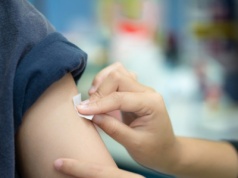 Czy można jednorazowo podać więcej niż jedną szczepionkę? Ekspert odpowiada