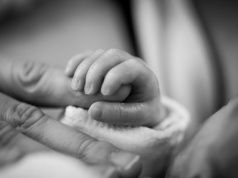 Co należy się po urodzeniu dziecka? Kompletny przewodnik po świadczeniach państwowych i wypłatach z polisy na życie