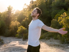 Choroby mózgu to nie powód do milczenia. Kampania społeczna "Wyprostuj spojrzenie" łamie stereotypy