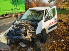 Zderzenie czołowe dwóch pojazdów. Jeden z kierujących w stanie ciężkim