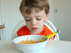 Kilkulatek ledwie pogrzebie w talerzu i już ma dość? Pediatra: Dziecko nie zagłodzi się samo