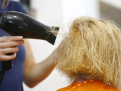 Ta fryzura podbija salony fryzjerskie. Nie wymaga stylizacji i odmładza o kilka lat