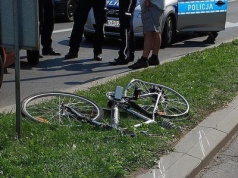 Pijany rowerzysta zderzył się z samochodem i próbował odjechać. Miał ponad 2,5 promila
