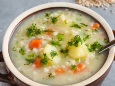 Najzdrowsza zupa PRL wraca do łask. Pomaga zachować szczupłą sylwetkę, a na jelita działa jak balsam