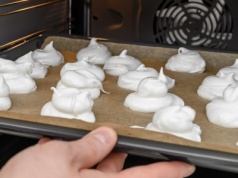 Beza, która nie potrzebuje jajek. Ten deser powstaje z czegoś, co zwykle trafia do zlewu