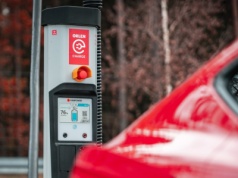 Przy trasie S7 ORLEN otworzył pierwszy hub szybkiego ładowania samochodów