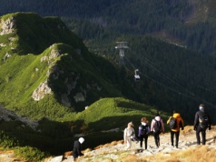 Kapryśna pogoda latem odciągnęła turystów od Bałtyku. Zyskały na tym polskie góry