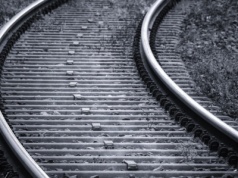 Pijany mężczyzna spacerował po torach. Konduktor i maszynista zatrzymali pociąg