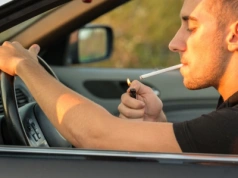 Palenie podczas jazdy. W tym przypadku kierowcy ryzykują nawet utratę prawa jazdy