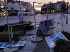 Zniszczona wystawa „Monument Konieczny”. Kamery nagrały wandali, sprawców brak, fundacja apeluje do świadków