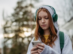 Dlaczego rodzice nie uczą dzieci obowiązków domowych? Nauka gotowania i pieczenia odeszły do lamusa