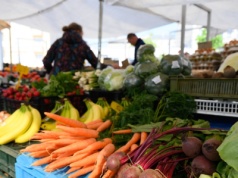 Myślałeś, że są zdrowe? Zobacz, co znaleziono w warzywach i owocach z lokalnych upraw