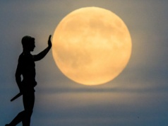 Dziś w nocy warto spojrzeć w niebo. "Bobrowy księżyc" w superpełni