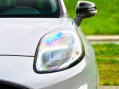 „Budżetowe Porsche” od Forda wyprzedawane od 90 tys. zł. Ma wielki ekran i pali 5,4 litra