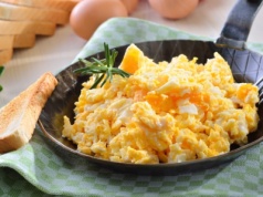 Dodaj to do jajecznicy. Wyjdzie puszysta i smaczna, jak nigdy wcześniej