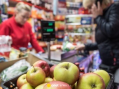 Fartuch w kratę, wędlina na wagę, bułki. Kończy się epoka małych sklepów