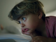 Ten nawyk rodzica niszczy pewność siebie dziecka szybciej niż hejt w internecie