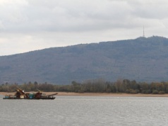 Natura jak z bajki, jezioro i widok na góry. Niewielu wie, że to tak blisko Wrocławia