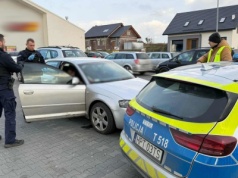Akcja policji pod Biedronką. Niepokojące odkrycie w samochodzie na parkingu