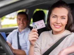 Prawo jazdy 2029 - unijna rewolucja przed nami. Cyfrowy dokument, miedzynarodowy zakaz prowadzenia pojazdów, zmiany dla kierowców po 65. roku życia i małoletnich