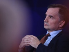 Viktor Orbán sam zastawił na siebie pułapkę. "Będzie musiał ratować Ziobrę"