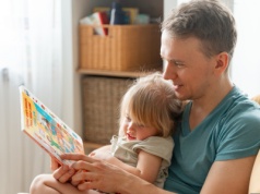 Zajmuje się dziećmi więcej niż żona. "Lubię to, ale komentarze, jakie słyszę, są masakryczne"