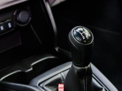 Codzienne nawyki mogą zniszczyć skrzynię biegów. Te czynności robimy automatycznie, a nie powinniśmy