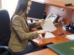 Problem z nagrodą dla pracownika samorządowego. Kluczowy jest dzień nabycia prawa