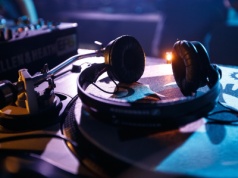 Rządowy „certyfikat dla DJa” – o co chodzi? Analizujemy i pytamy u źródła