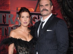 Miał zastraszać aktorkę na planie "Stranger Things". Zapozowali razem na premierze