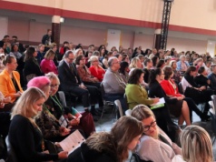 „Sfera psychiczna i emocjonalna nauczycieli jest kompletnie pomijana." Konferencja w Łochowie