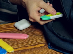 Zakazane w Chinach, modne w Polsce. Jednorazowe e-papierosy trafiają w ręce dzieci