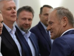 Tusk sprząta po Nowackiej. Pieniądze za godziny „basiowe” od stycznia, ale bez wyrównania