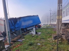 Pociąg uderzył w samochód ciężarowy. Ruch na torach wstrzymany